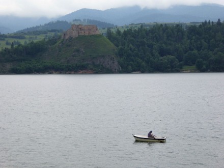 Jezioro Czorsztyńskie i ruiny zamku w Czorsztynie — w: Niedzica-Zamek. Fot. Wojciech Goj, 22.06.2019 r.
