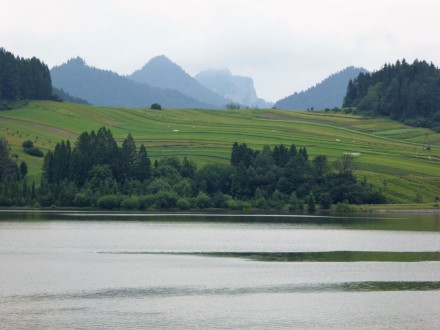 Jezioro Sromowieckie (poniżej Czorsztyńskiego) i Pieniny. W głębi Trzy Korony widziane od boku. Fot. Wojciech Goj, 22.06.2019 r.