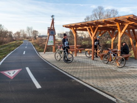 Dwa miejsca postojowe dla rowerzystów przy ścieżce rowerowej w Liptowskim Mikulaszu